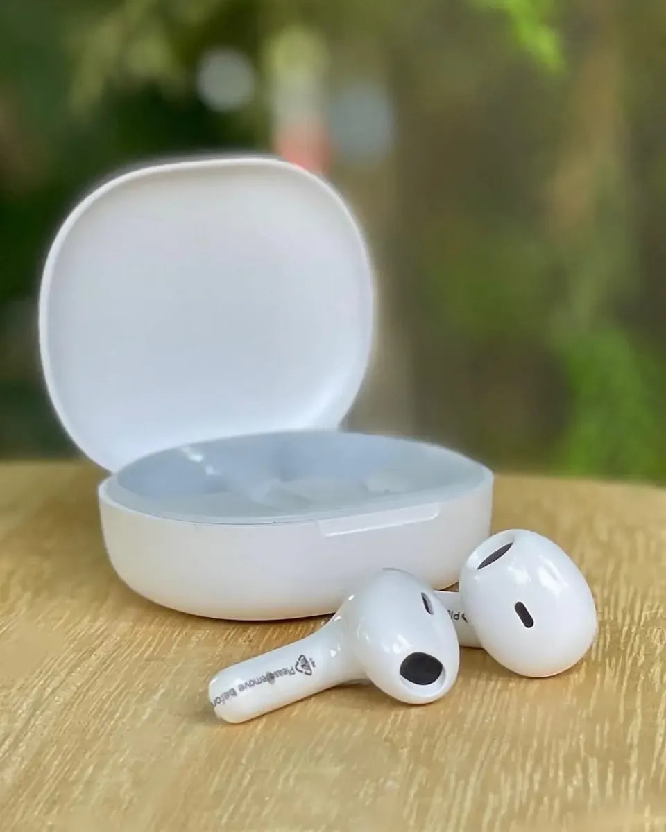 Redmi Buds 4 Lite dentro del estuche de carga